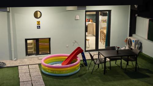 Χώρος καθιστικού στο Pomegranate Apartments
