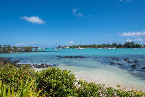 Ilot Bleu, beachfront flat, centre of Grand Baie