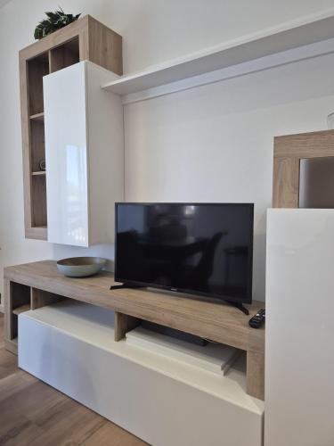 ein Wohnzimmer mit einem TV auf dem Tisch in der Unterkunft allende100 in Cattolica