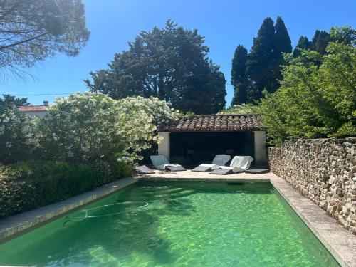 - une piscine dans une cour avec des chaises et des arbres dans l'établissement MAS PILY, à Saint-Rémy-de-Provence