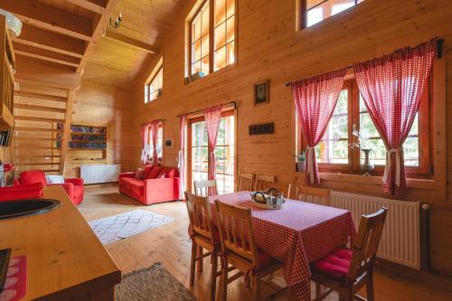 a dining room with a table in a cabin at Casute cu cerdac in Şarul Dornei