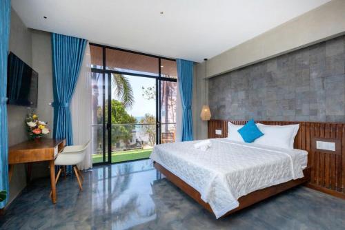 Villa Luxury Hồ Bơi View Biển Bãi trước Vũng Tàu في فنغ تاو: غرفة نوم بها سرير ومكتب ونافذة