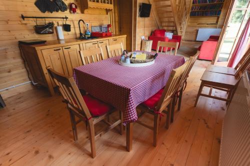 a table in a kitchen with a table and chairs at Casute cu cerdac in Şarul Dornei