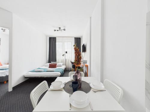 a living room with a table and chairs at Galopu 7 SuperApart - Blisko lotniska i toru Służewiec in Warsaw