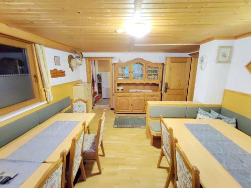 Posezení v ubytování Group Holiday Home in Hippach with dreamy views