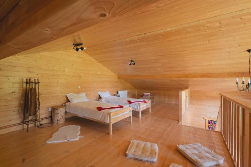 a room with a bed in a wooden cabin at Casute cu cerdac in Şarul Dornei