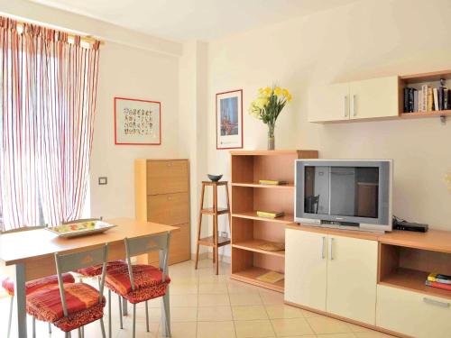 Televízia a/alebo spoločenská miestnosť v ubytovaní Small residence with swimming pool and 8 lovely apartments