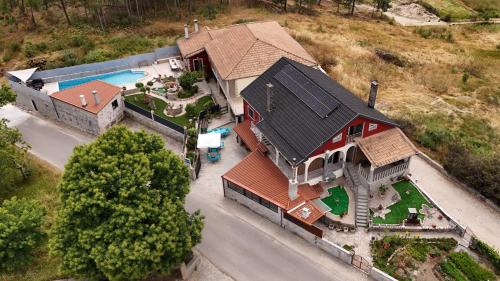 an overhead view of a large house with a pool at Casa da Pizzaria in Carapito