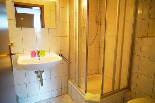 Koupelna v ubytování Hotel & Pension Aßmann