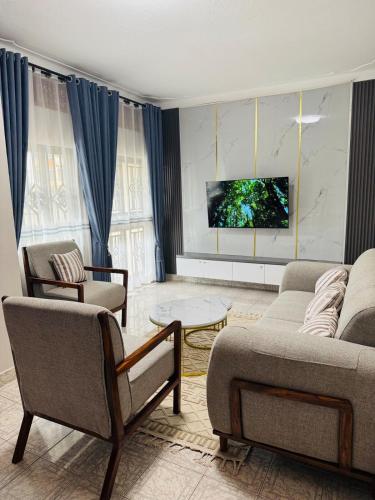 Χώρος καθιστικού στο 15 Min Walk to Acacia Mall 1BR on Mawanda Rd