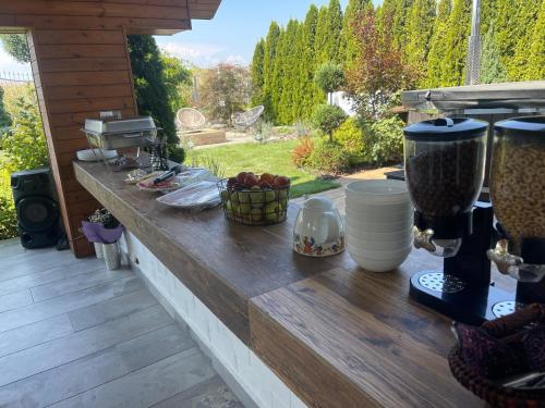patio con bancone e frullatore di Pensiunea Între Prieteni a Bod