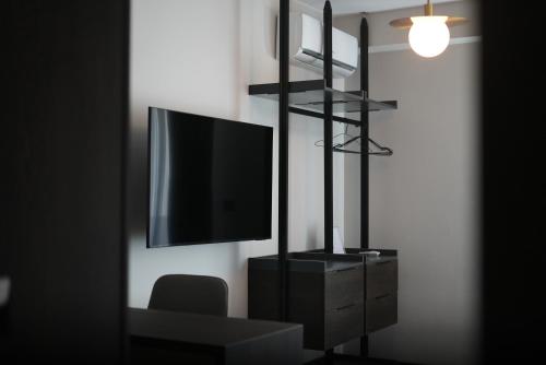 Μια τηλεόραση ή/και κέντρο ψυχαγωγίας στο Five Apartments