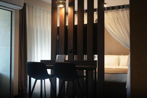 Χώρος καθιστικού στο Five Apartments