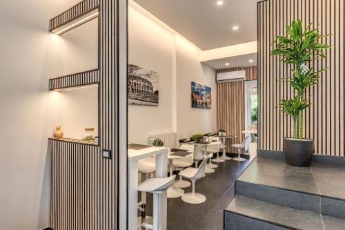 een eetkamer met een tafel en stoelen bij Imperia Suite in Rome