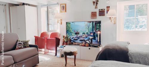 TV a/nebo společenská místnost v ubytování PARIS AUTHENTIC HOUSE Métro 14 Station Hôpital Bicêtre, RER B Gentilly