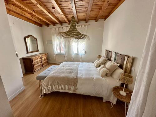 Postel nebo postele na pokoji v ubytování Casa con Encanto en Candeleda
