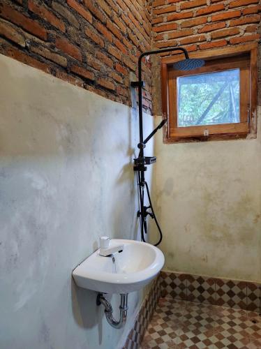 a white sink in a room with a window at Billi Family in Aik Berik