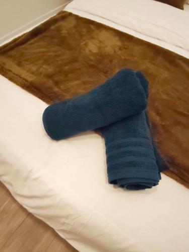 a blue teddy bear on top of a cake at Les suites frontalières T2 avec parking et balcon secteur Thionville Luxembourg in Basse-Yutz