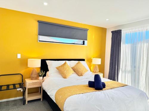 Postel nebo postele na pokoji v ubytování Tranquil 4 Bed Family Retreat 5Min To Airport