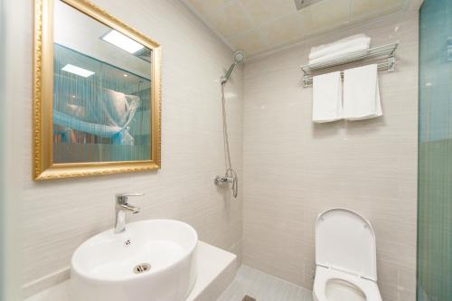 汉阳Weiyi Boutique House的带水槽和镜子的白色浴室
