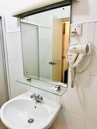 Bilik mandi di The Rock Hotel