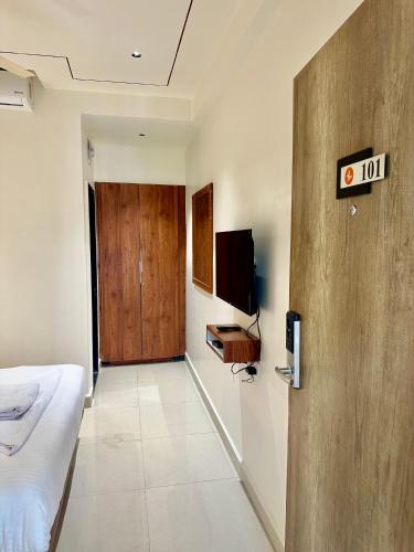 TV a/nebo společenská místnost v ubytování Hotel StayBird - Cove