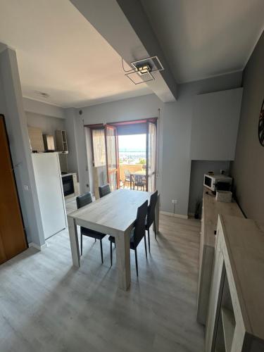 a kitchen and dining room with a table and chairs at Manna sul mare apartment in Villa Rosa