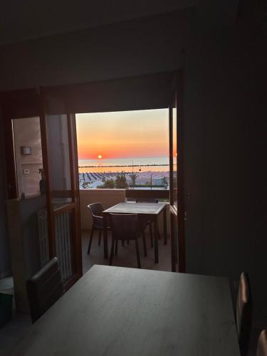 a dining room with a table and a view of the ocean at Manna sul mare apartment in Villa Rosa