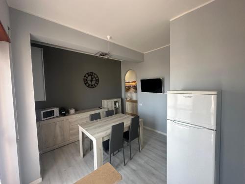 a kitchen and dining room with a table and a refrigerator at Manna sul mare apartment in Villa Rosa