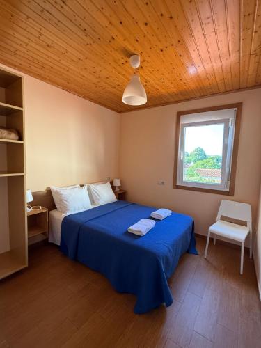 Ένα ή περισσότερα κρεβάτια σε δωμάτιο στο Super Affordable Air Conditioned Apartment in Sobrado with Netflix