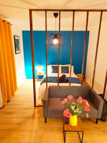a living room with a couch and a bed at Les suites frontalières T1 avec parking et balcon secteur Thionville Luxembourg in Basse-Yutz