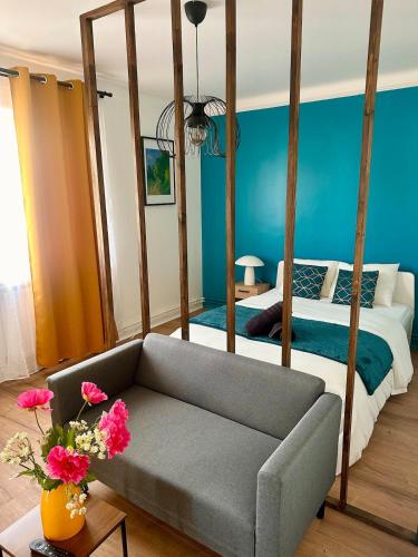 a living room with a couch and a bed at Les suites frontalières T1 avec parking et balcon secteur Thionville Luxembourg in Basse-Yutz