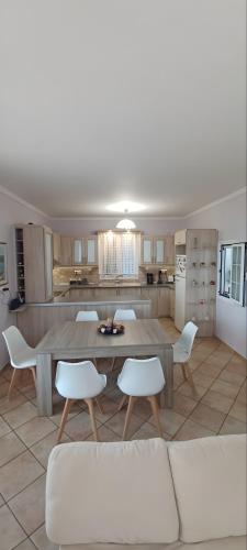 Η κουζίνα ή μικρή κουζίνα στο Tzitzi Pistachio Villa