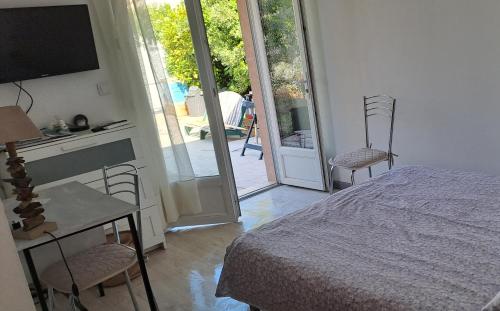 une chambre avec un lit, une table et des chaises dans l'établissement Ecolieu La pépinière, à Carnoux-en-Provence