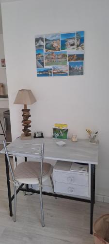 un bureau blanc avec une chaise et une lampe dans l'établissement Ecolieu La pépinière, à Carnoux-en-Provence