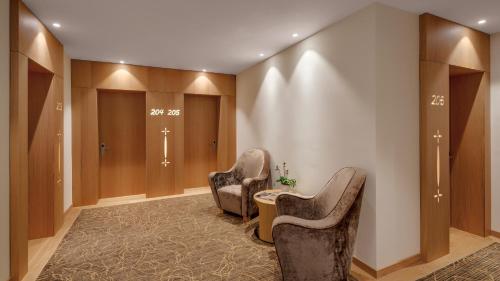 a waiting room with two chairs in a room at Hotel Alte Post Bonaduz in Bonaduz