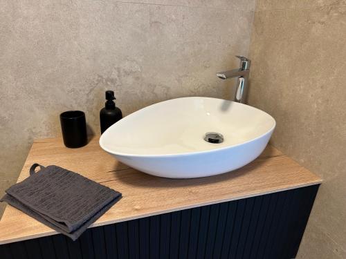 プーラにあるFiorea Apartmentのバスルーム(白い洗面台、木製カウンター付)