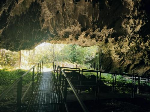 a staircase leading into a cave at Casa Avella Mountain Retreat in Pennapiedimonte