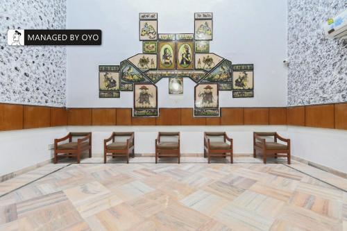 Khu vực ghế ngồi tại FabHotel Classic Holidays