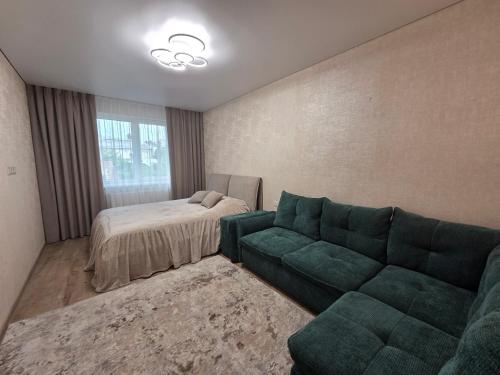 En eller flere senge i et værelse på Platinum Apartment