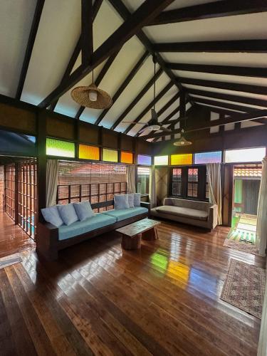 Ruang duduk di Villa Sawah Geyna Langkawi - Private pool