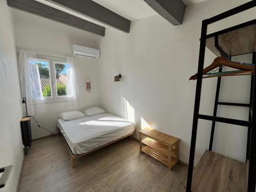 Ένα ή περισσότερα κρεβάτια σε δωμάτιο στο Belle villa climatisée avec Wifi, 2 chambres et jolie terrasse aménagée, à 3km de la plage à PORTIRAGNES LXCHARD7