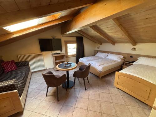 A bed or beds in a room at Hotel Crosal