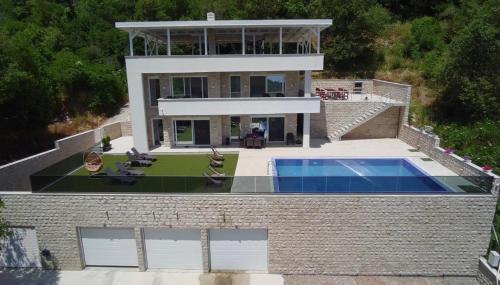 una vista aérea de una casa con piscina en Villa Moonlight, en Budva