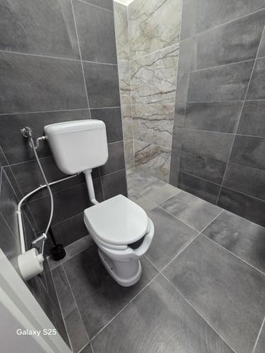 a bathroom with a white toilet in a room at M&M rooms Margherita di Savoia in Margherita di Savoia