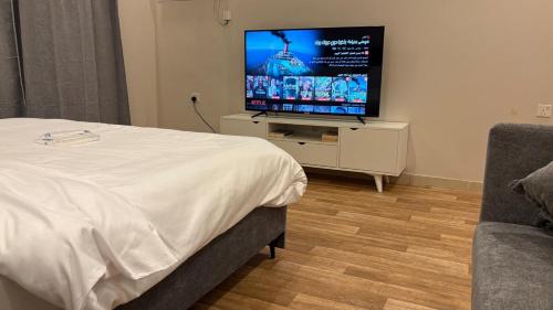 ジッダにあるشقة انيقة استديو بدخول ذاتيのベッドルーム(薄型テレビ、ベッド付)