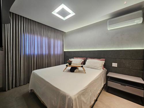 - une chambre avec un lit et une table dans l'établissement ID Vida Urbana by Espaço Prime, à Goiânia