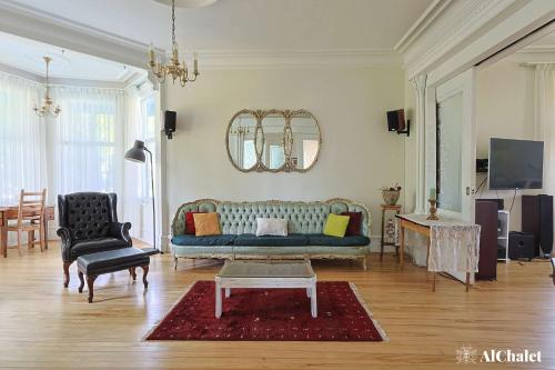 TV a/nebo společenská místnost v ubytování Domaine Solis Ancestral Chateau River View Pet-Friendly