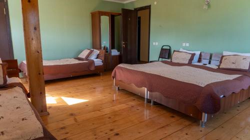 Katil atau katil-katil dalam bilik di Sighnaghi Hotel Fence Door&Сигнахи Отель Ворота Крепости&სიღნაღი სასტუმრო გალავნის კარი