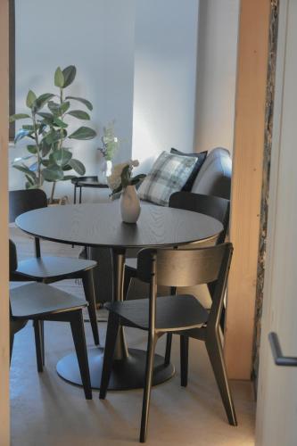 a table and chairs in a living room at Viktor Estate in Deskle